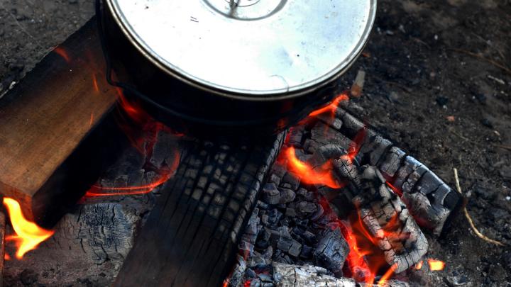 Mad over bål