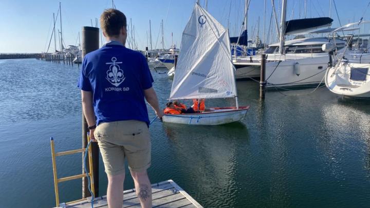 Spejderleder med t-shirt på med logo