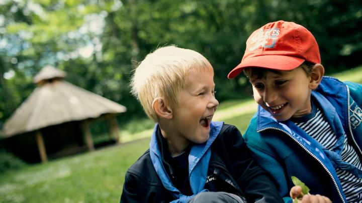 Spejdervenner hænger ud sammen til familiespejd