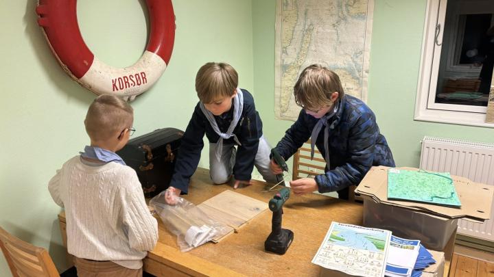 Søspejdere arbejder med kort og kompas