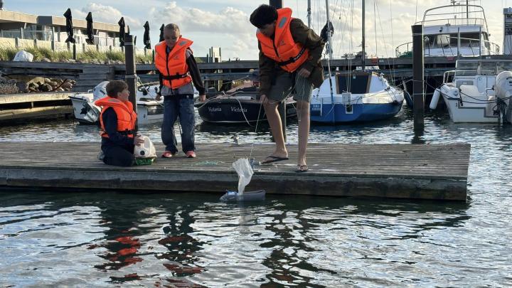 Søspejdere laver lille tømmerflåde i havnen