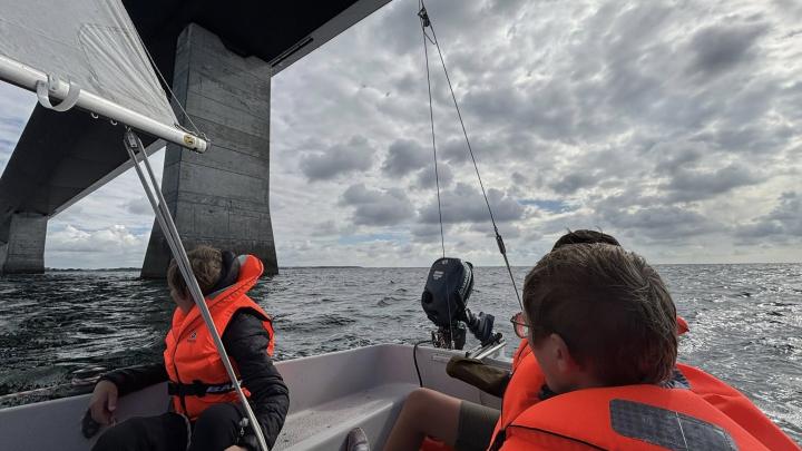 Søspejderne sejler under Storebæltsbroen