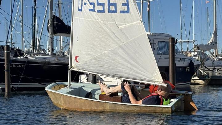 Spejderleder i optimistjolle